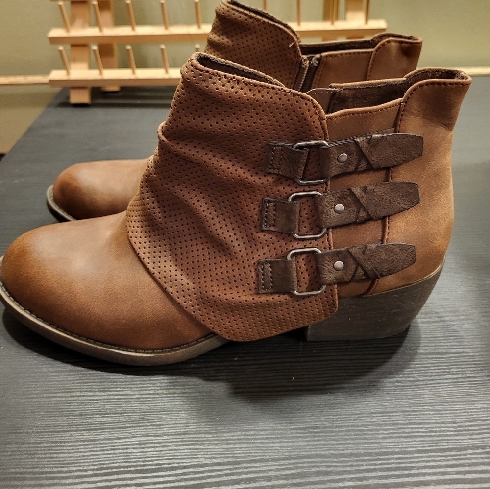 Maurices brown boots size 8.5